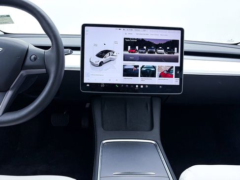 Used 2023 Tesla Model 3 Standard Range image 4