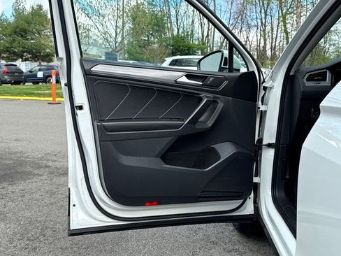 Used 2023 Volkswagen Tiguan SE image 11