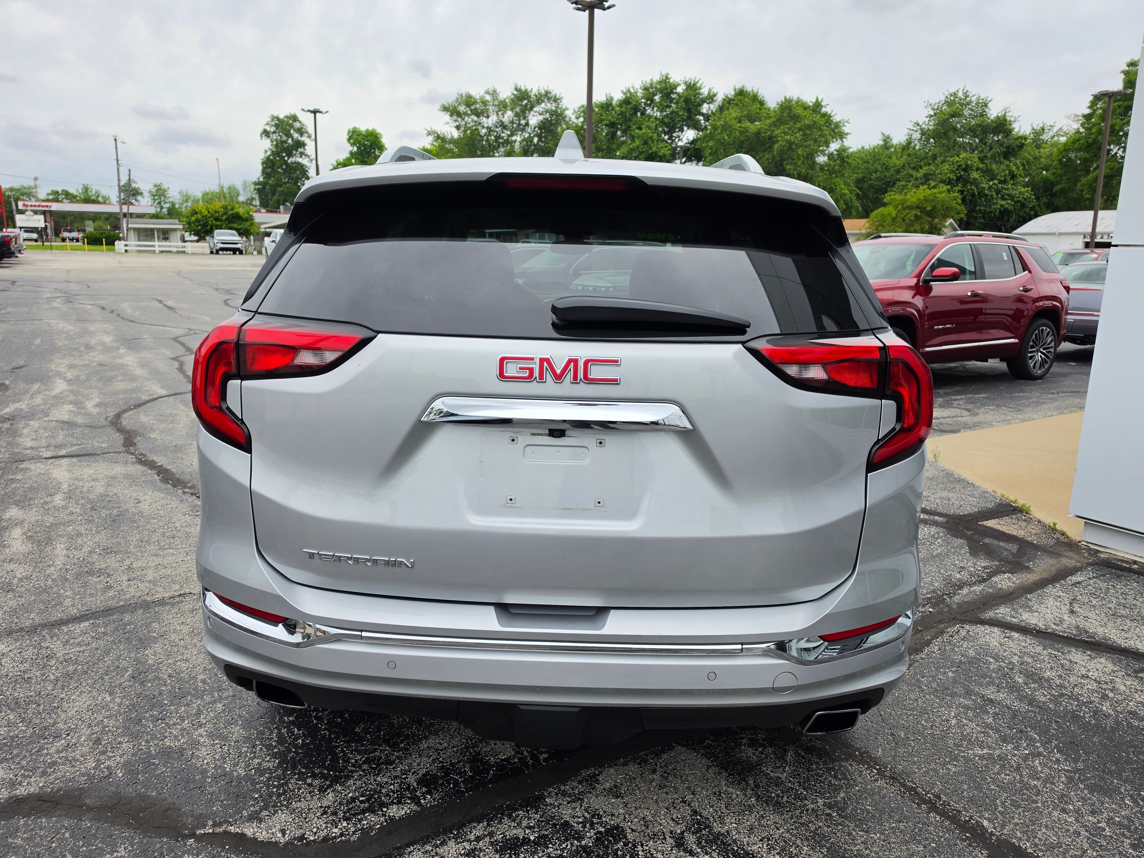 Used 2020 GMC Terrain Denali w/ Denali Premium Package FWD image 5