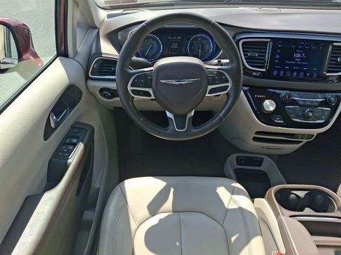 Used 2017 Chrysler Pacifica Touring-L w/ Tire & Wheel Group FWD image 11