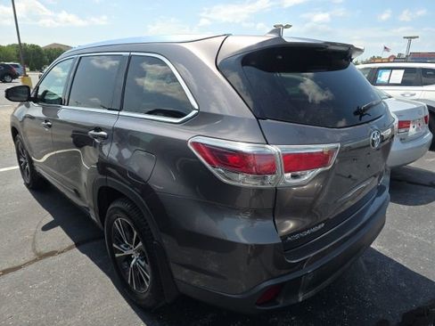 Used 2016 Toyota Highlander XLE AWD/4WD image 2