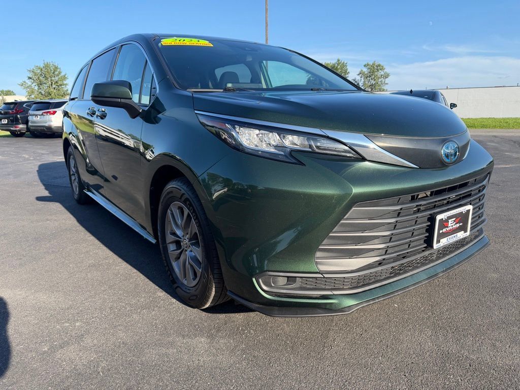 Used 2023 Toyota Sienna LE FWD image 3