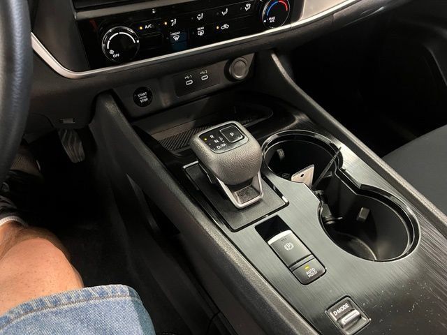 Used 2024 Nissan Rogue S FWD image 30