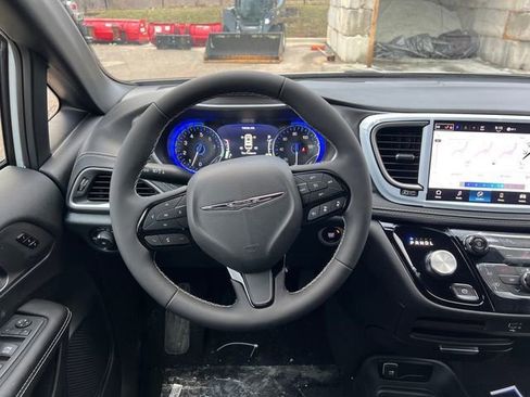 New 2026 Chrysler Pacifica Select image 23