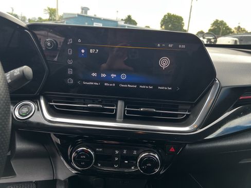 Used 2025 Chevrolet Trax RS w/ Sunroof Package image 16