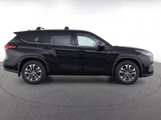 Used 2024 Toyota Highlander XLE AWD/4WD image 6