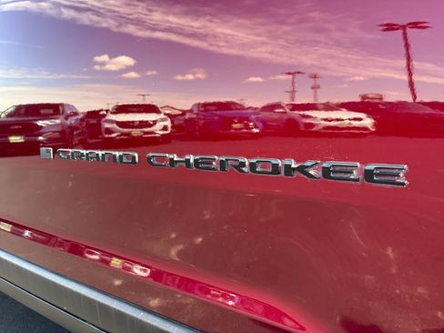 Used 2023 Jeep Grand Cherokee Limited w/ Black Appearance Package image 32