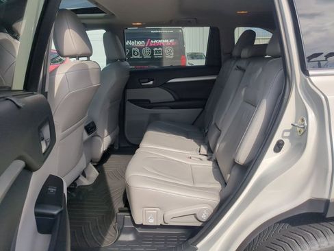 Used 2017 Toyota Highlander XLE w/ Carpet Mat Package image 17