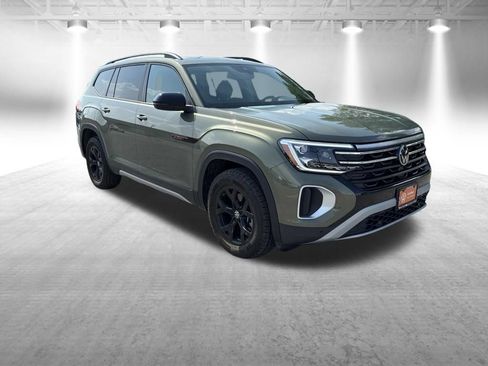 Used 2024 Volkswagen Atlas Peak Edition SE AWD/4WD image 8