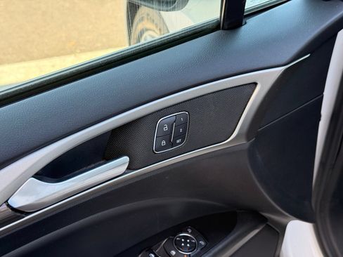 Used 2018 Ford Fusion SE w/ Equipment Group 602A FWD image 14