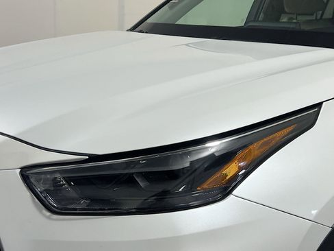 Used 2022 Toyota Highlander XLE image 11