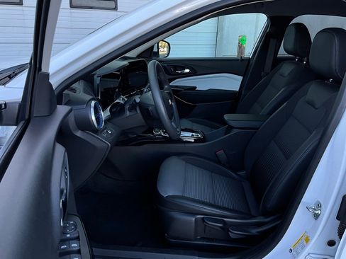 Used 2025 Chevrolet Trax LT image 10