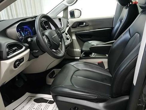 Used 2023 Chrysler Pacifica Touring-L image 2