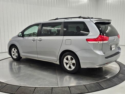 Used 2012 Toyota Sienna LE image 3