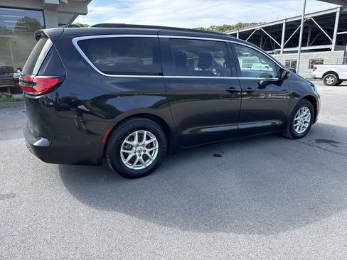 Used 2022 Chrysler Pacifica Touring-L FWD image 4