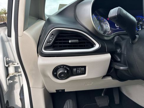 Used 2022 Chrysler Pacifica Touring-L FWD image 29