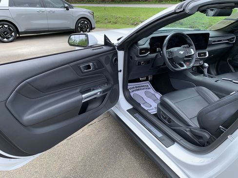 Used 2025 Ford Mustang Premium RWD image 17