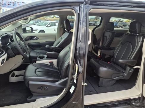 Used 2024 Chrysler Pacifica Touring-L image 4