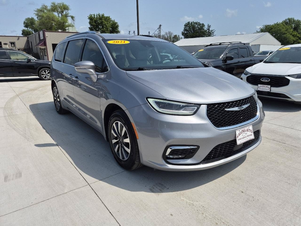 Used 2021 Chrysler Pacifica Touring-L FWD image 4