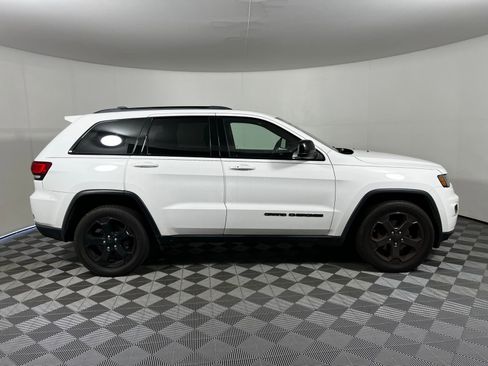 Used 2018 Jeep Grand Cherokee Laredo image 4