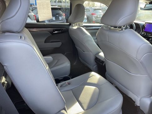 Used 2023 Toyota Highlander Limited image 12