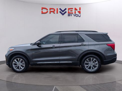 Used 2020 Ford Explorer XLT w/ Equipment Group 202A image 2