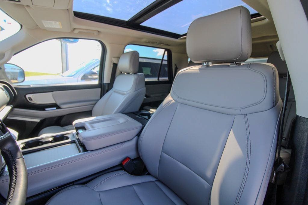 Used 2025 Ford Expedition Active AWD/4WD image 17
