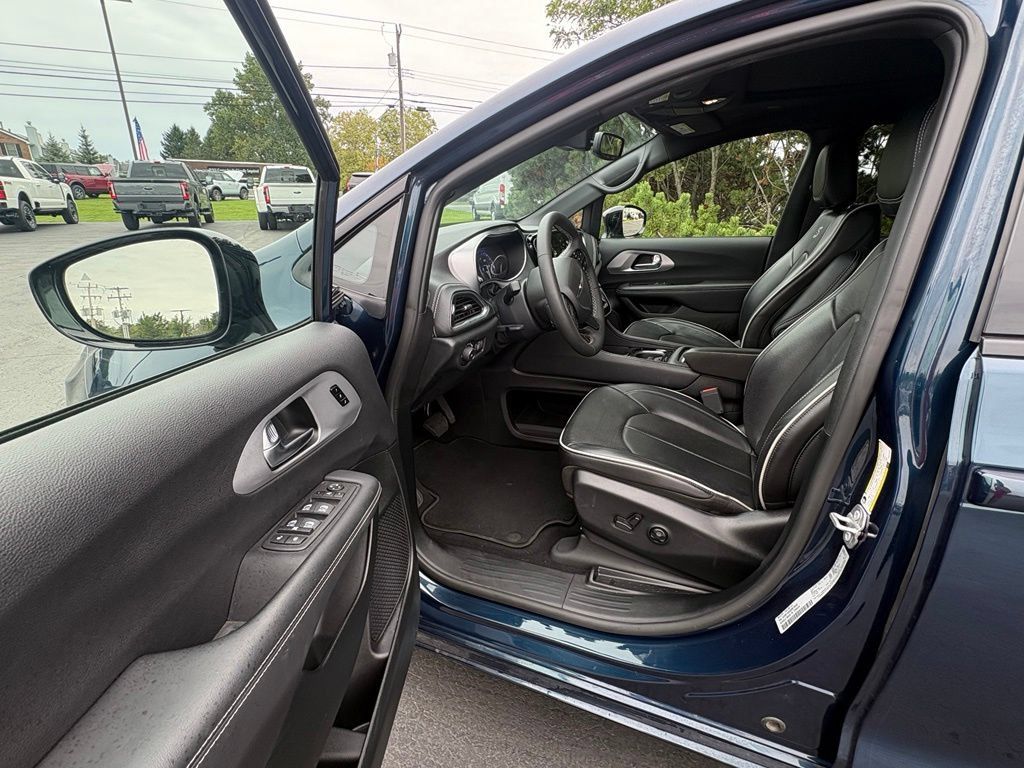 Used 2025 Chrysler Pacifica Limited FWD image 21