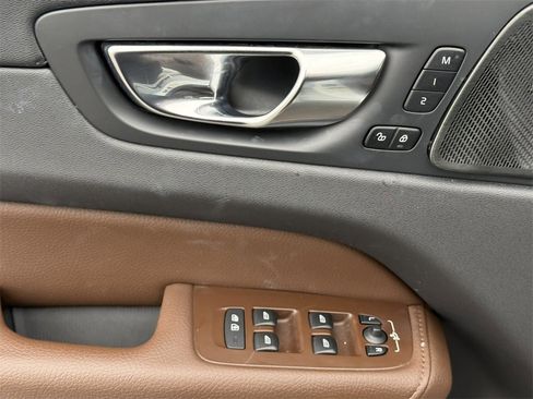 Used 2020 Volvo XC60 T6 Momentum image 14