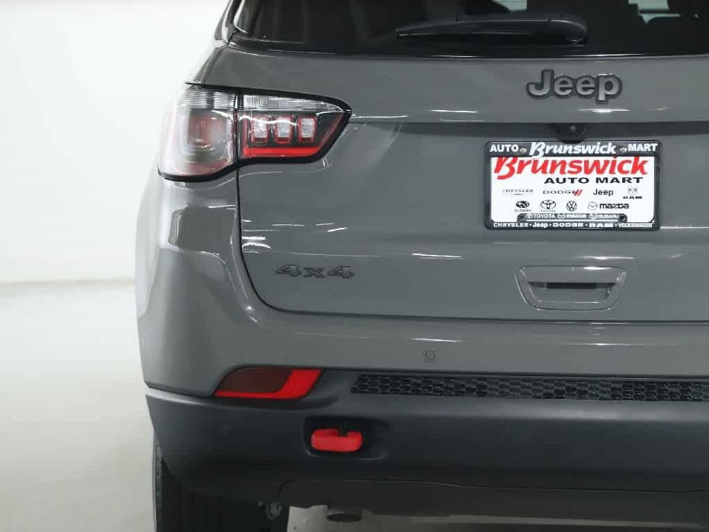 Used 2023 Jeep Compass Trailhawk w/ Trailhawk Convenience Group AWD/4WD image 43