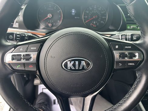 Used 2017 Kia Cadenza Premium w/ Luxury Package image 10