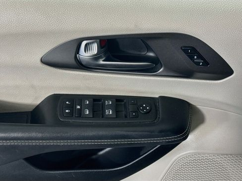 Used 2023 Chrysler Pacifica Touring-L FWD image 24