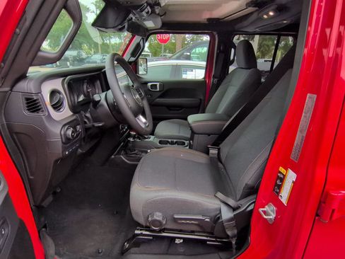 Used 2025 Jeep Wrangler Unlimited Sahara AWD/4WD image 20