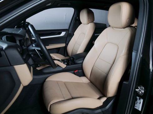 Used 2025 Porsche Cayenne image 5