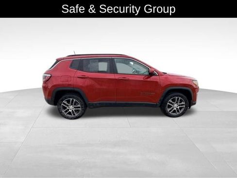Used 2018 Jeep Compass Latitude w/ Safe & Security Group AWD/4WD image 6