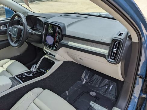 Certified 2023 Volvo XC40 B5 Plus AWD/4WD image 21