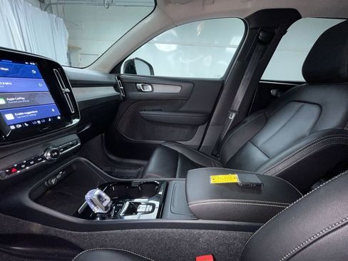 Used 2025 Volvo XC40 B5 Plus image 5