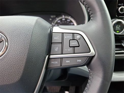 Certified 2023 Toyota Highlander XLE image 24