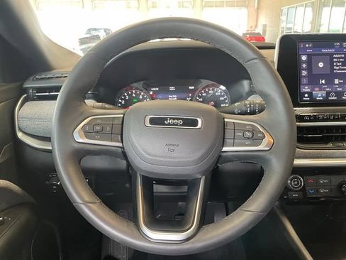 Used 2025 Jeep Compass Latitude AWD/4WD image 13