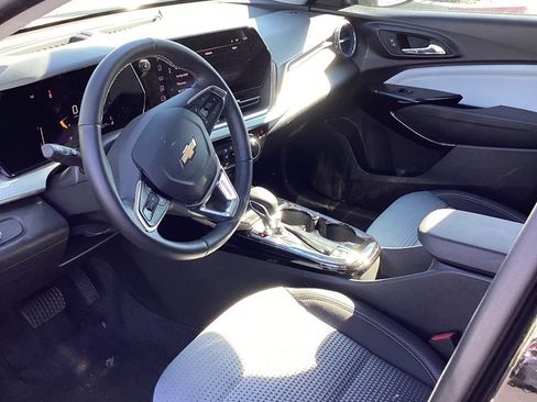 Used 2025 Chevrolet Trax LT w/ LT Convenience Package image 10