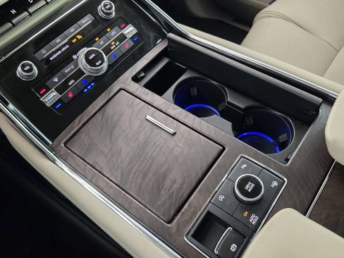 Used 2020 Lincoln Navigator Reserve w/ Luxury Package RWD image 20