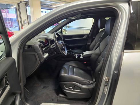 Used 2024 Porsche Cayenne image 23