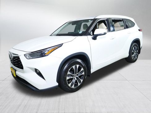Used 2022 Toyota Highlander XLE AWD/4WD image 3