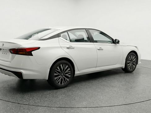 Used 2025 Nissan Altima 2.5 SV image 9