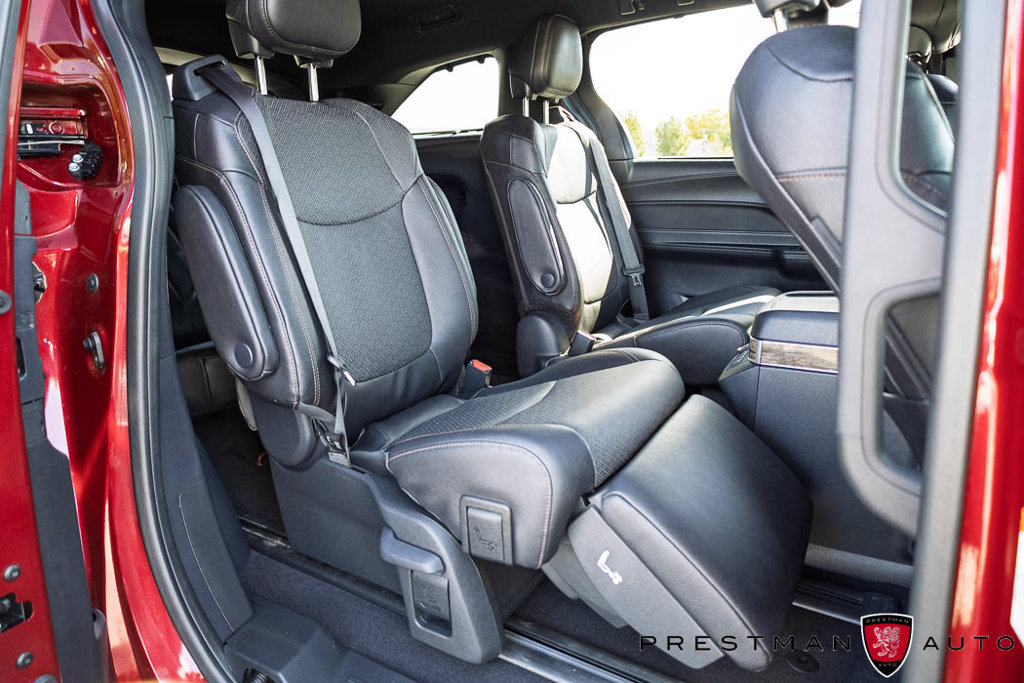 Used 2025 Toyota Sienna Platinum AWD/4WD image 5