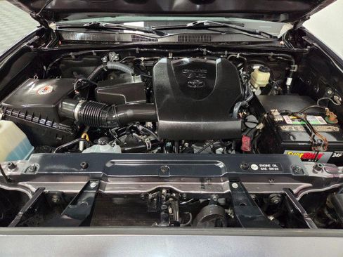 Used 2016 Toyota Tacoma TRD Sport image 90