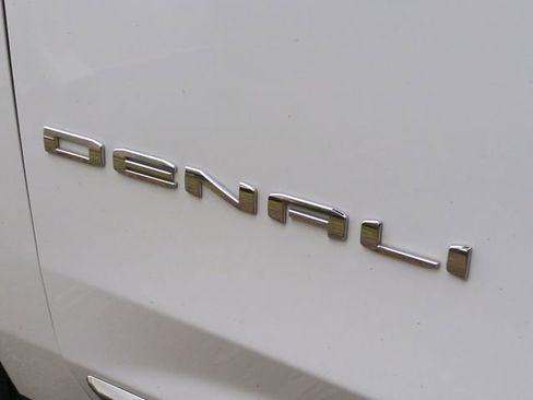 Used 2023 GMC Yukon Denali image 13