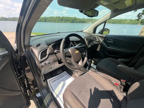 Used 2020 Chevrolet Trax LS FWD image 28
