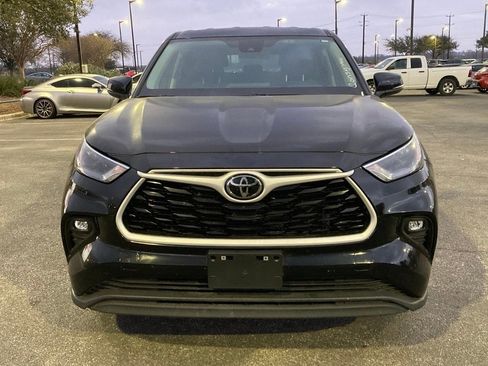 Used 2025 Toyota Highlander LE image 2