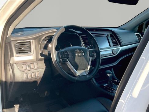 Used 2019 Toyota Highlander XLE w/ Protection Package #3 FWD image 17